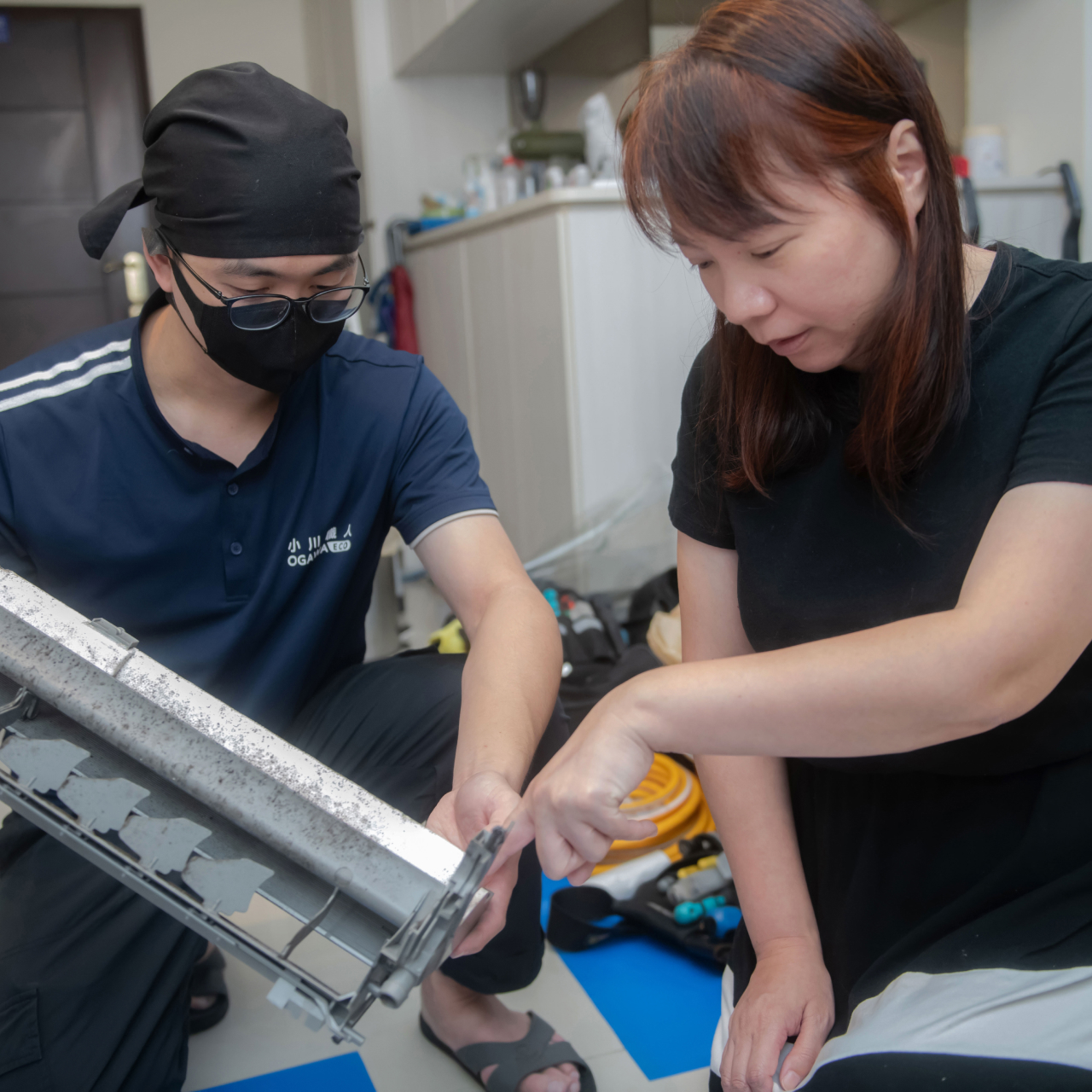 分離式冷氣室內機清洗步驟 3：拆除機殼，誠實說明機況